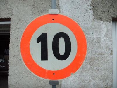Zulässige Höchstgeschwindigkeit "10"